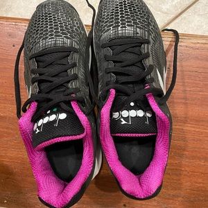 Tennis tennis shoes. Very lightly worn.